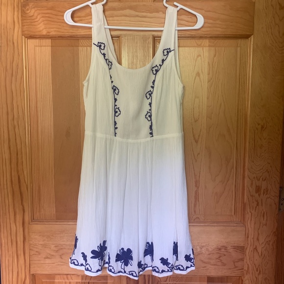 Modcloth Dresses & Skirts - Modcloth White Embroidered Dress